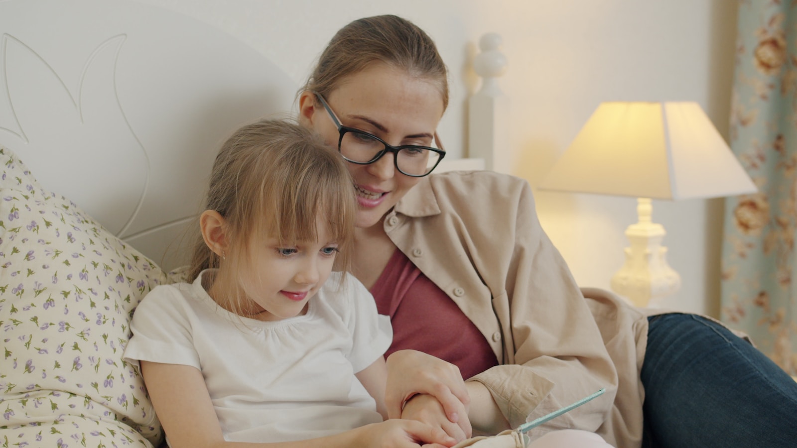 Mãe e filha lendo juntas em um momento acolhedor